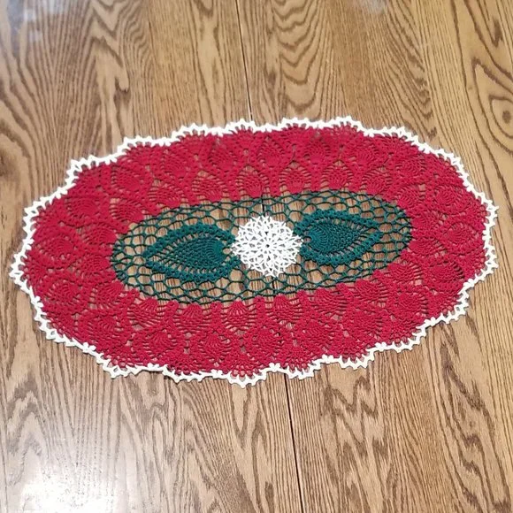Vintage Style New Hand Crafted Pineapple Doily, Christmas colors 25 1/2" x 15" - Picture 1 of 6